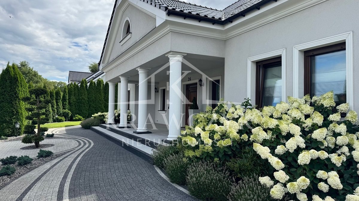 Stylowy dom z basenem i wyjątkowym ogrodem (1)