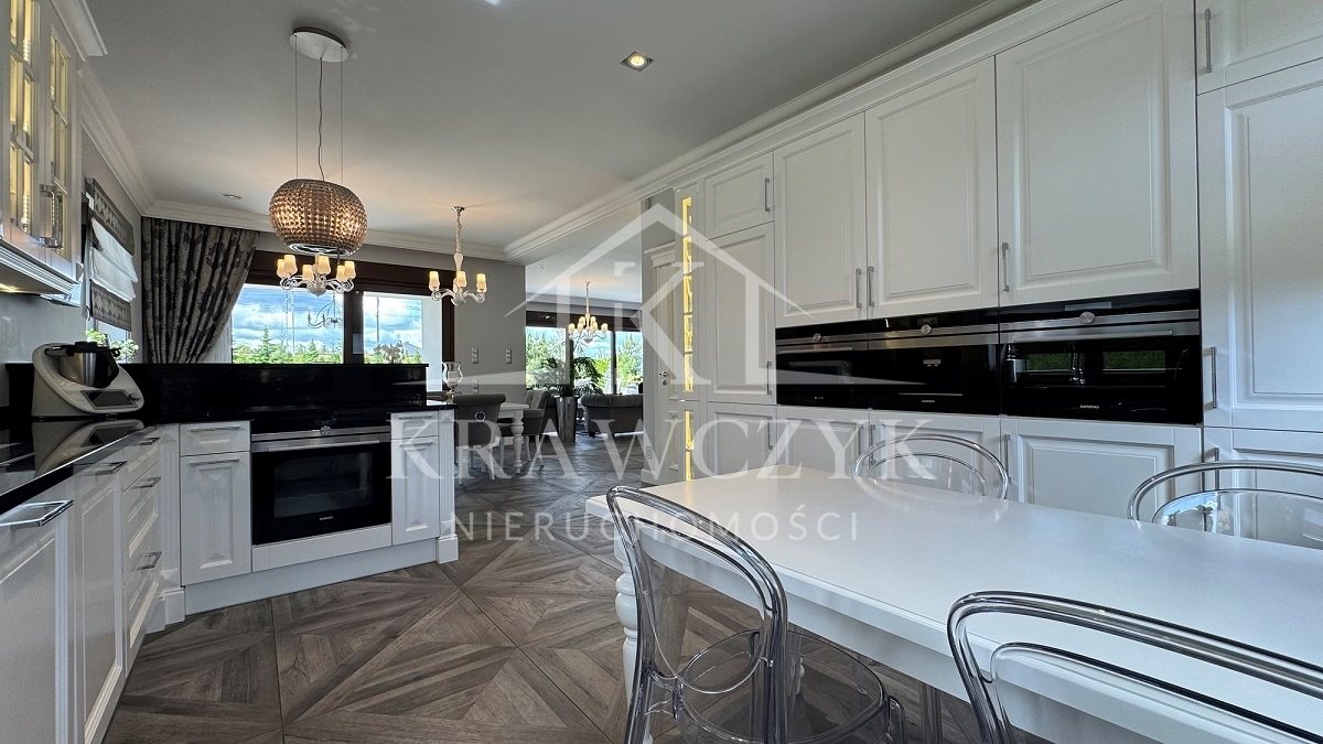 Stylowy dom z basenem i wyjątkowym ogrodem (11)