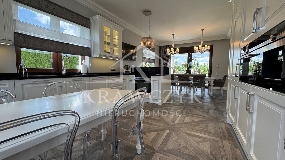 Stylowy dom z basenem i wyjątkowym ogrodem (12)