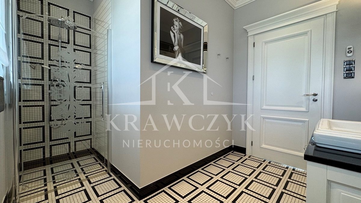 Stylowy dom z basenem i wyjątkowym ogrodem (13)