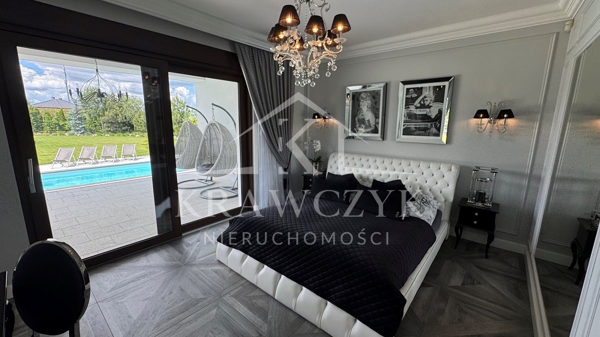 Stylowy dom z basenem i wyjątkowym ogrodem (15)