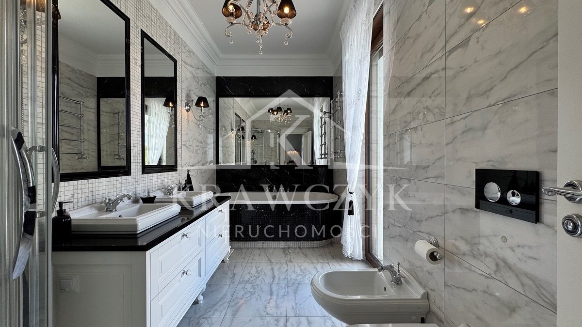 Stylowy dom z basenem i wyjątkowym ogrodem (17)