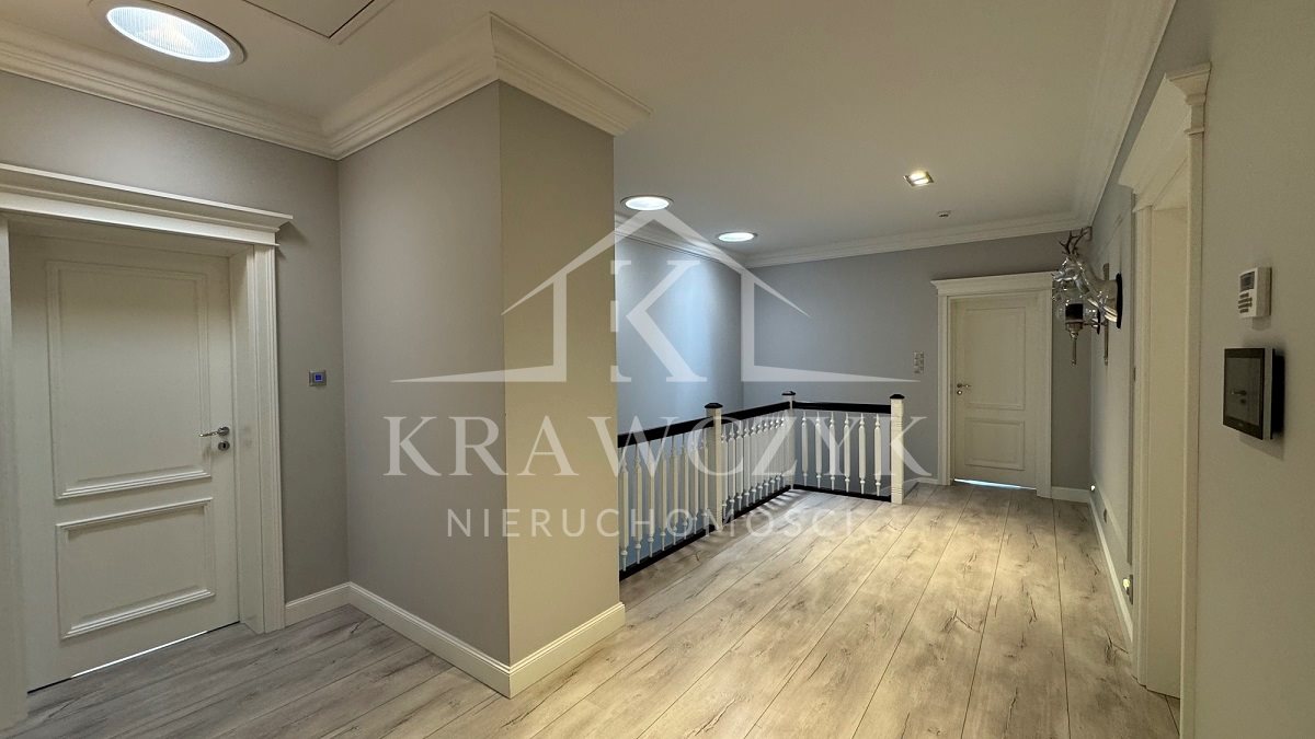 Stylowy dom z basenem i wyjątkowym ogrodem (19)