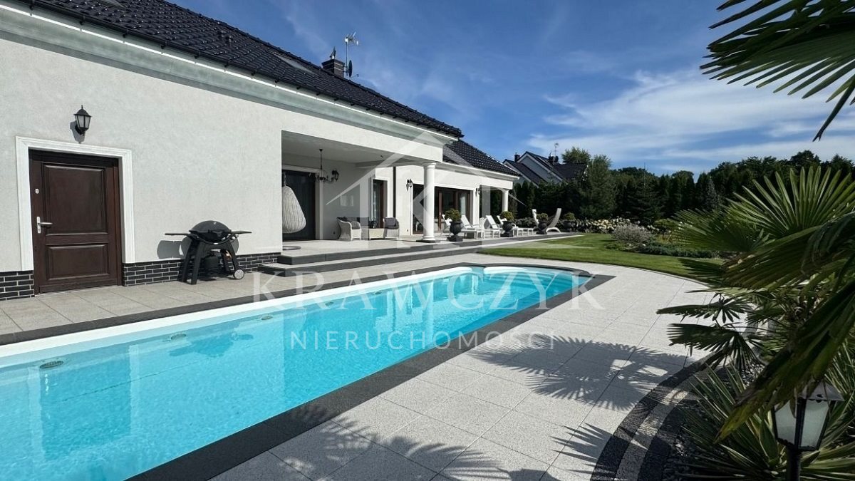 Stylowy dom z basenem i wyjątkowym ogrodem (3)