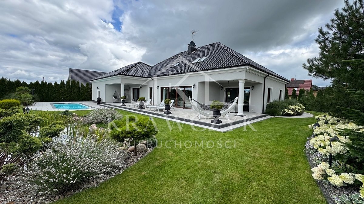 Stylowy dom z basenem i wyjątkowym ogrodem (4)