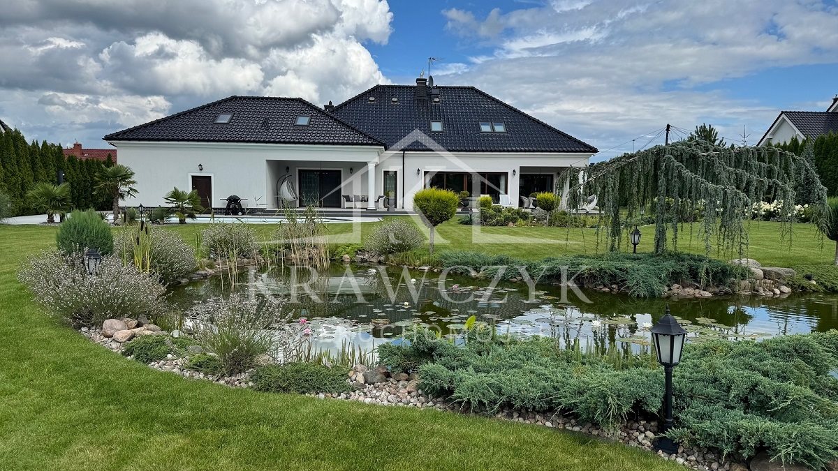 Stylowy dom z basenem i wyjątkowym ogrodem (5)