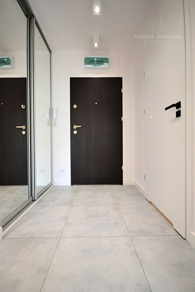 Stylowe mieszkanie z garażem i komórką (12)