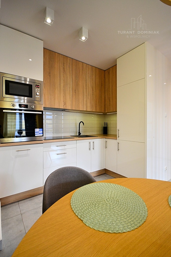 Stylowe mieszkanie z garażem i komórką (3)