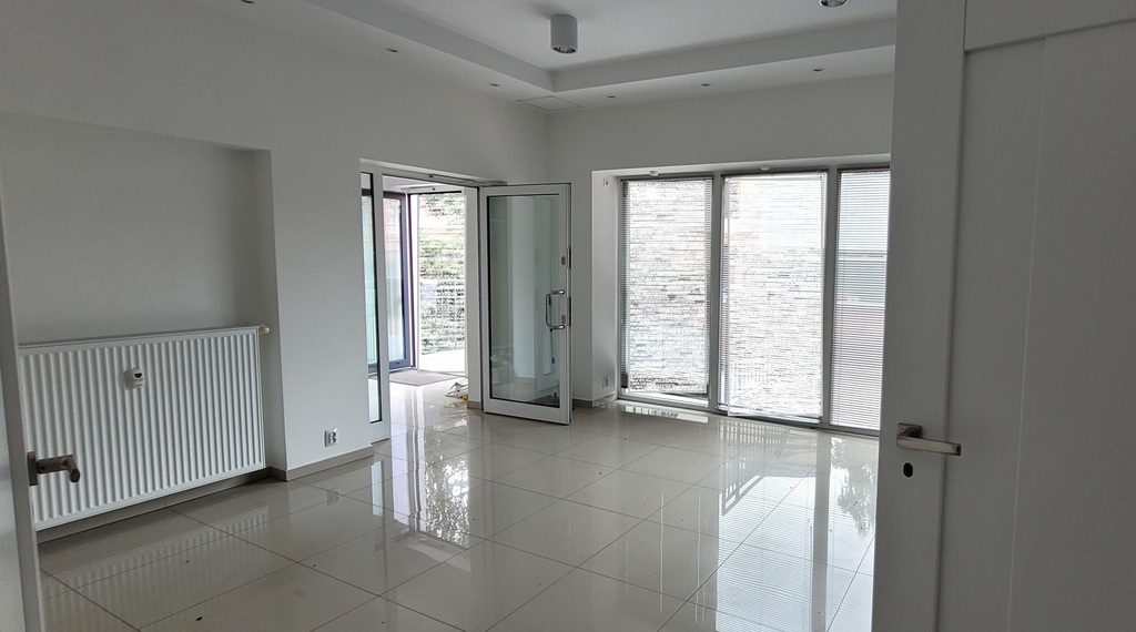 Lokal  biurowo-usługowy z miejscami parkingowymi! (1)