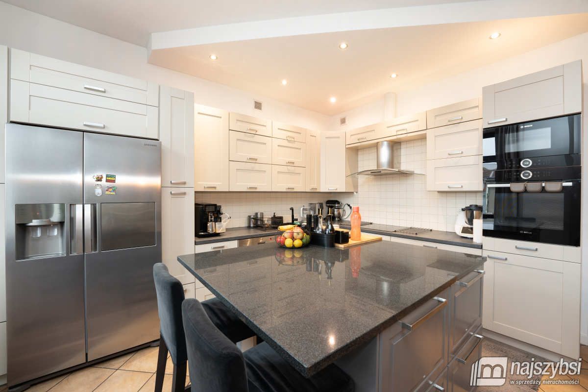 TRZEBIATÓW - kamienica w centrum Trzebiatowa  (10)