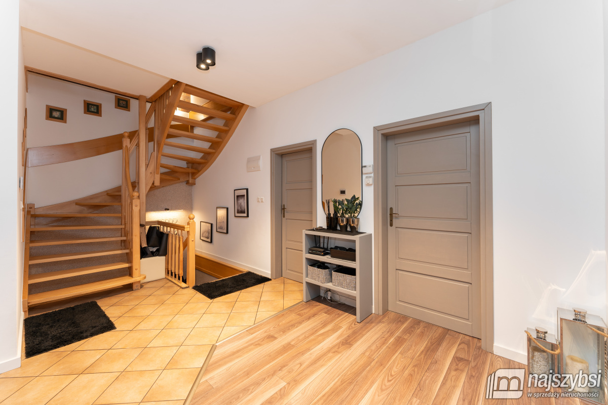 TRZEBIATÓW - kamienica w centrum Trzebiatowa  (13)