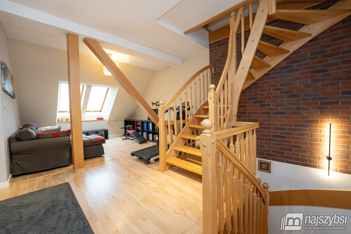 TRZEBIATÓW - kamienica w centrum Trzebiatowa  (18)