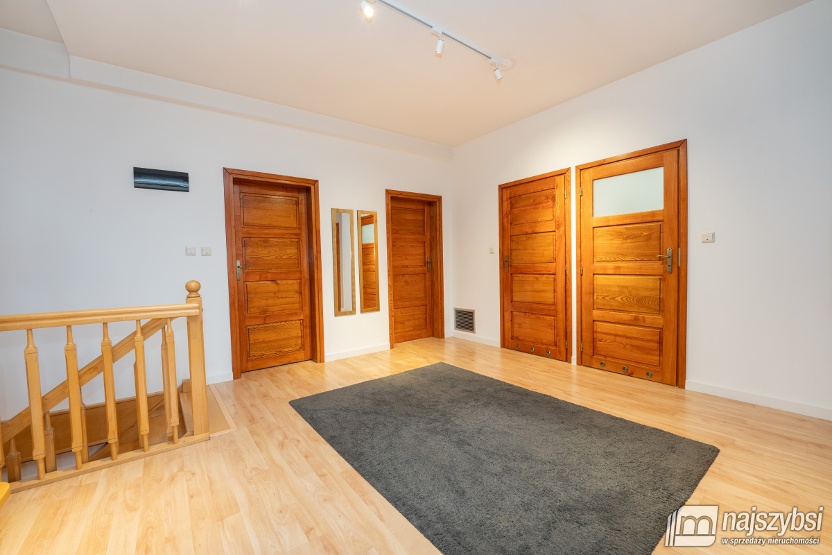 TRZEBIATÓW - kamienica w centrum Trzebiatowa  (19)