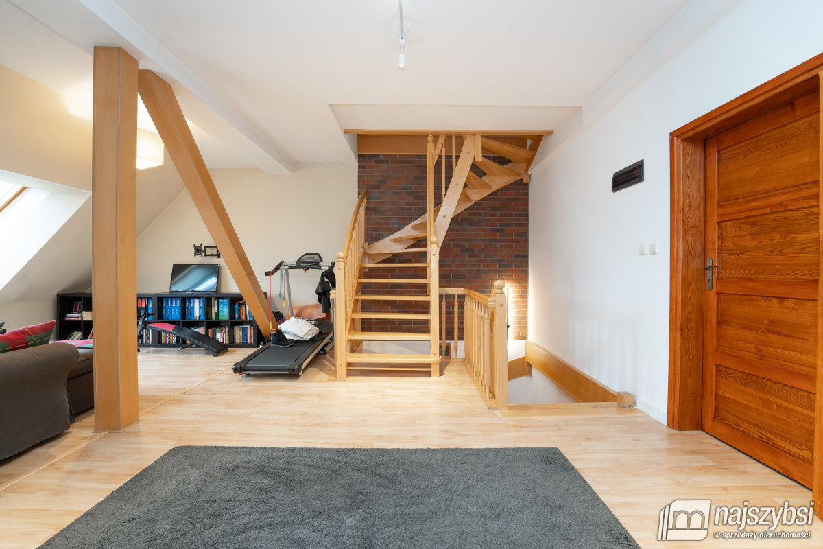 TRZEBIATÓW - kamienica w centrum Trzebiatowa  (30)