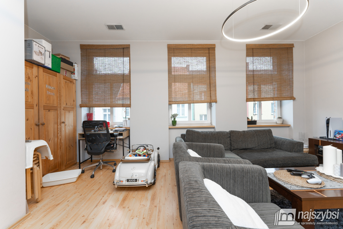 TRZEBIATÓW - kamienica w centrum Trzebiatowa  (32)