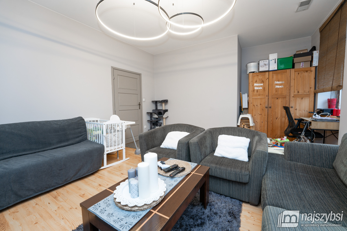 TRZEBIATÓW - kamienica w centrum Trzebiatowa  (34)