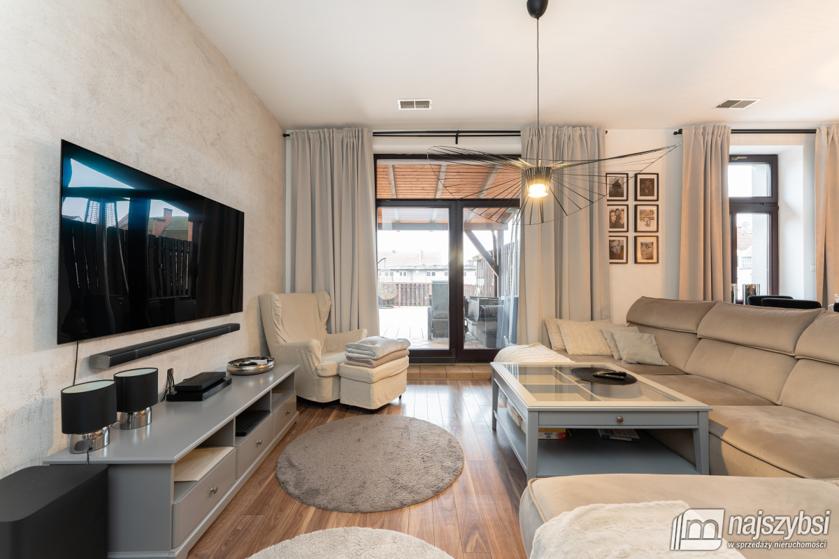 TRZEBIATÓW - kamienica w centrum Trzebiatowa  (4)