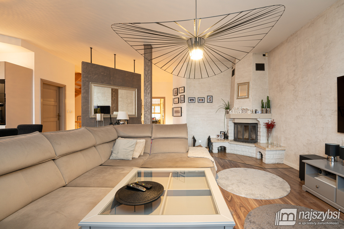 TRZEBIATÓW - kamienica w centrum Trzebiatowa  (6)