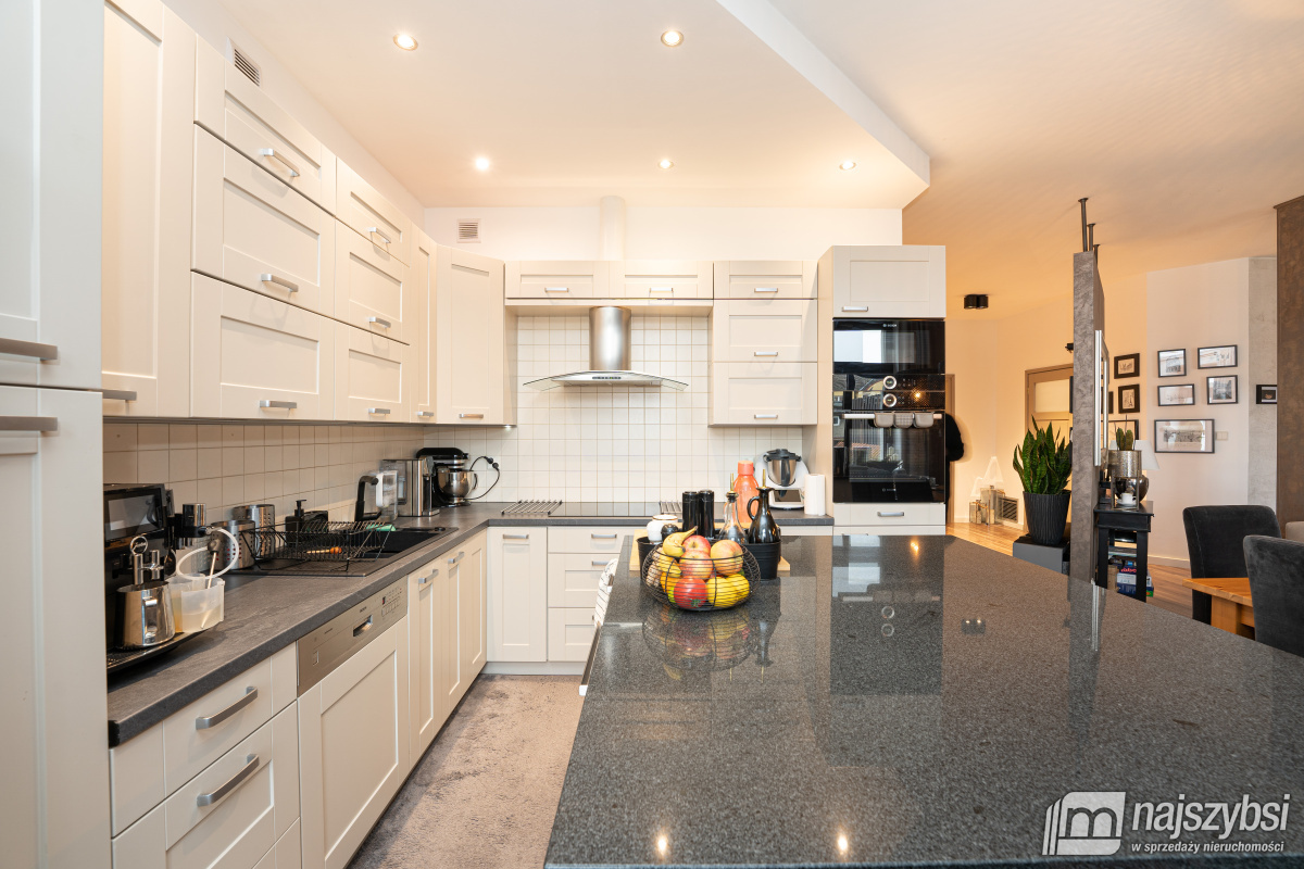 TRZEBIATÓW - kamienica w centrum Trzebiatowa  (9)