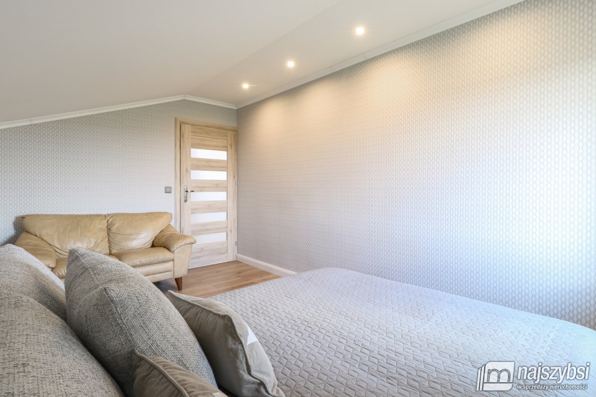 Dom z lokalem użytkowym  (4)