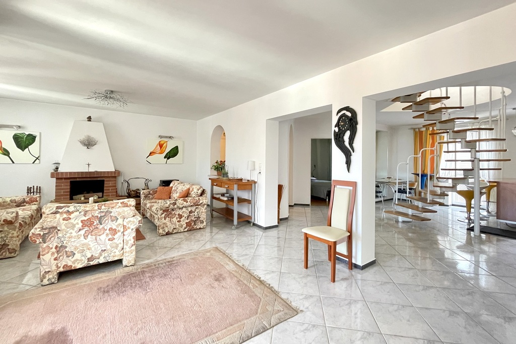 Komfortowe mieszkanie 2-poziomowe na Starówce (3)