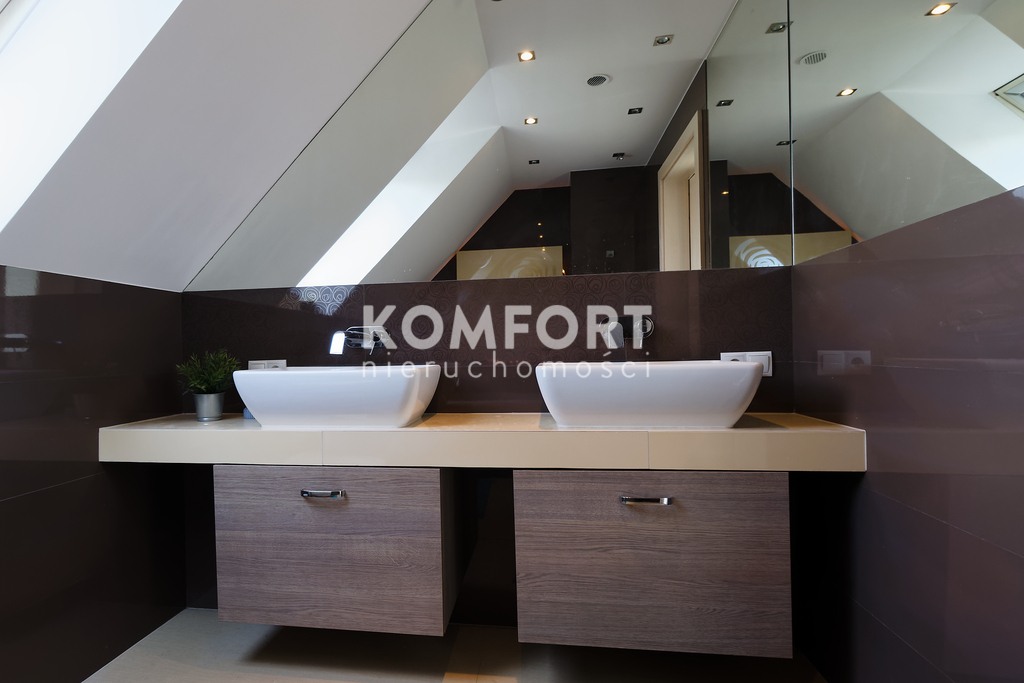 Luksusowy dom z basenem, sauną i pięknym ogrodem. (12)