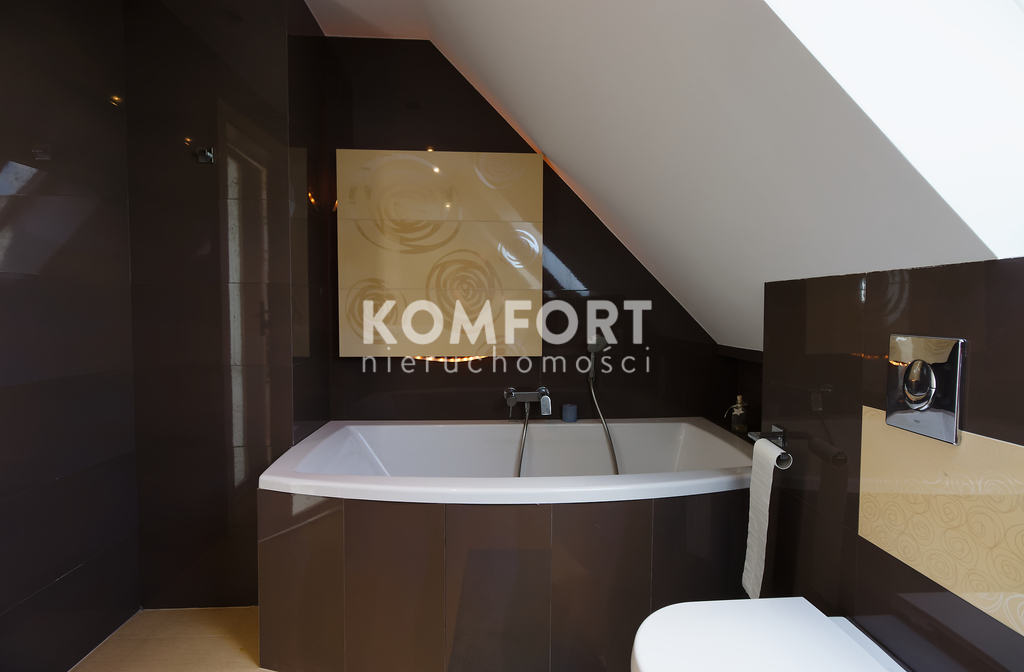 Luksusowy dom z basenem, sauną i pięknym ogrodem. (13)