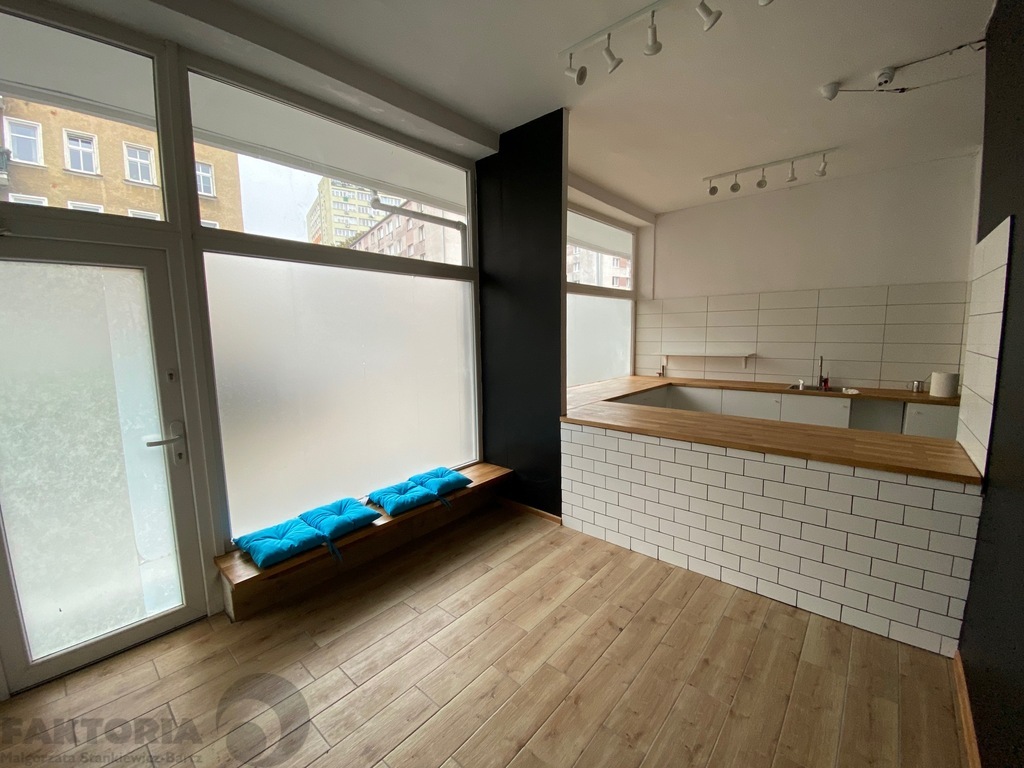 Niebuszewo. Lokal handlowo-usługowy 69 m2, witryny (2)