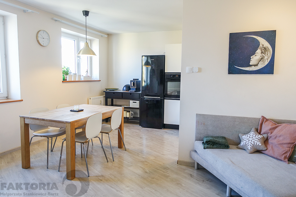 Mieszkanie 4 pokoje, balkon m. parkingowe naziemne (2)