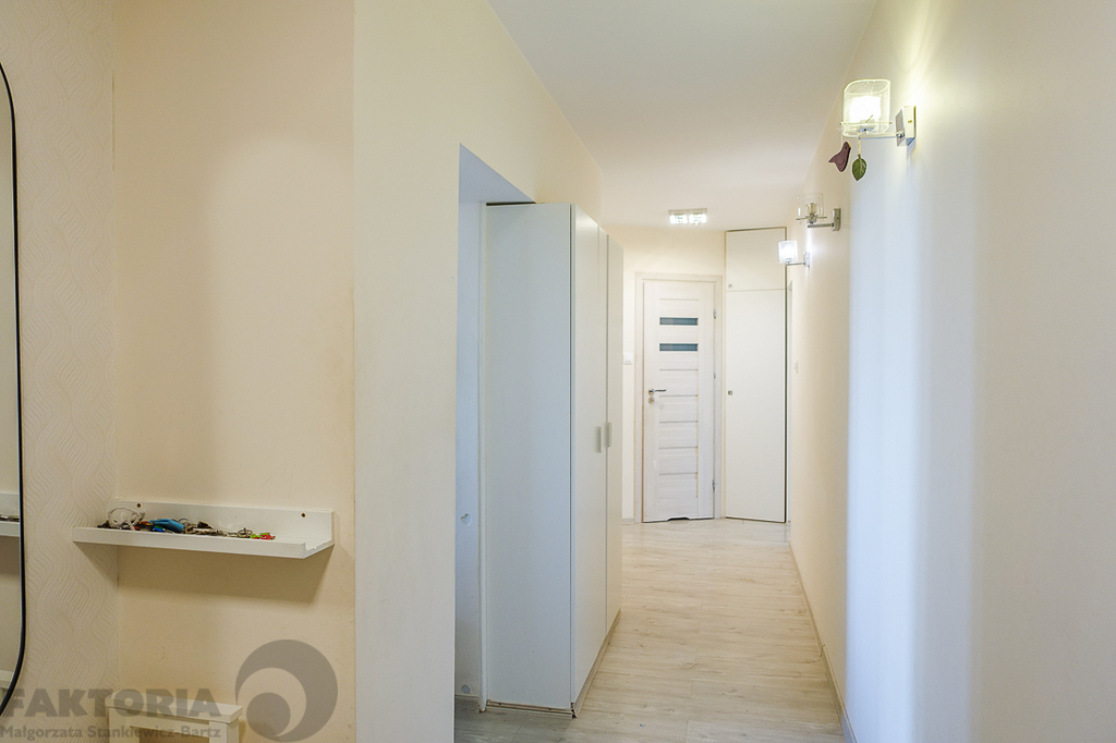 Mieszkanie 4 pokoje, balkon m. parkingowe naziemne (20)