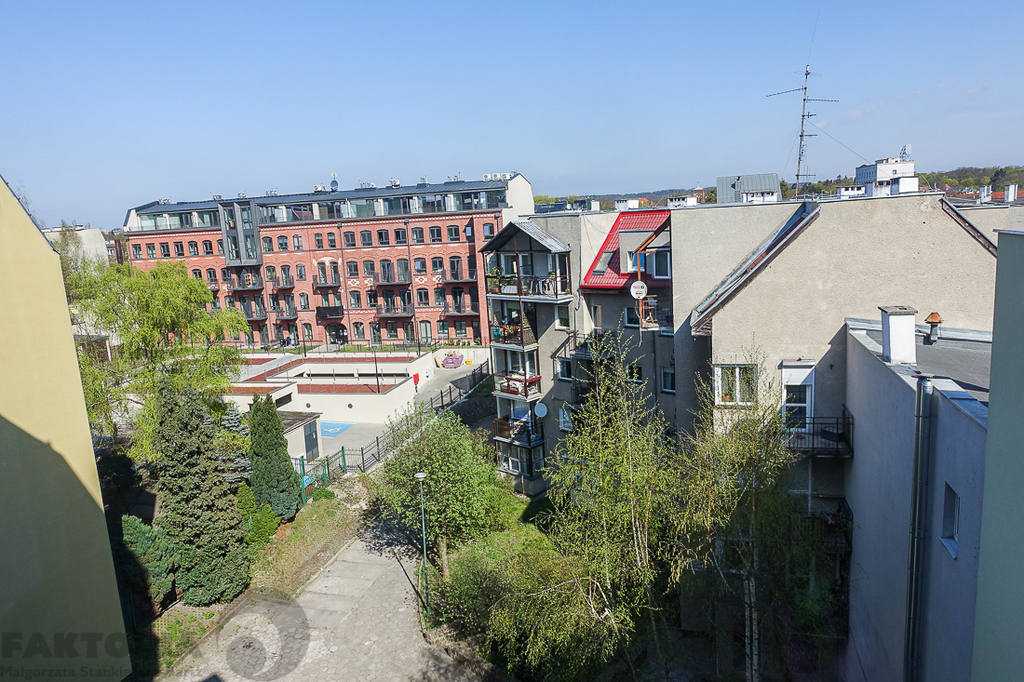 Mieszkanie 4 pokoje, balkon m. parkingowe naziemne (26)