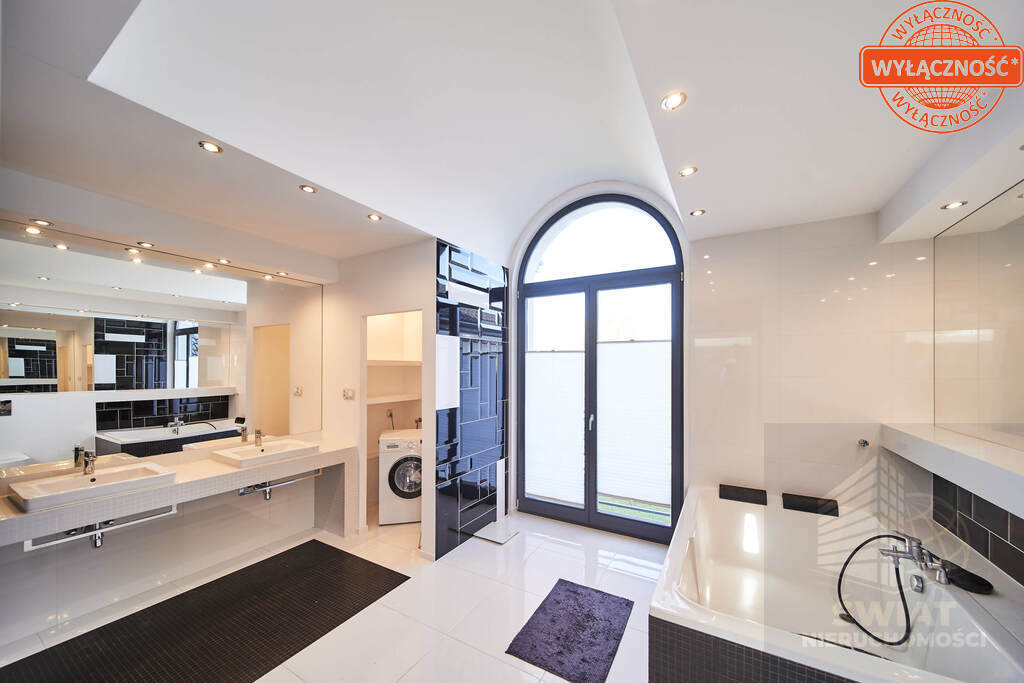 Nowoczesny, komfortowy dom 9 pok. dz. 1310 m2 (17)