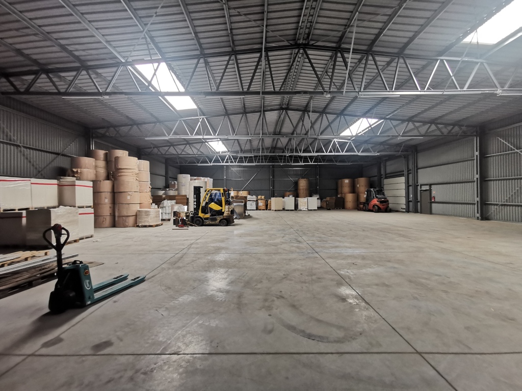 Nowa hala z biurami 1360 m2 do wynajęcia. (1)