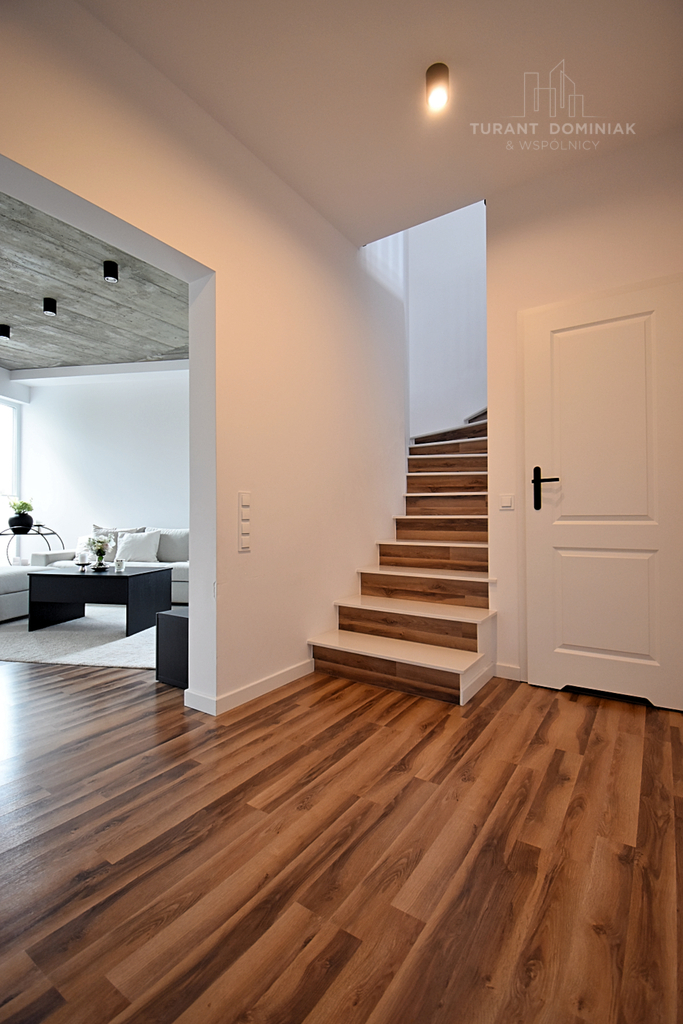 Nowoczesny dom wolnostojący z 2023 roku (7)