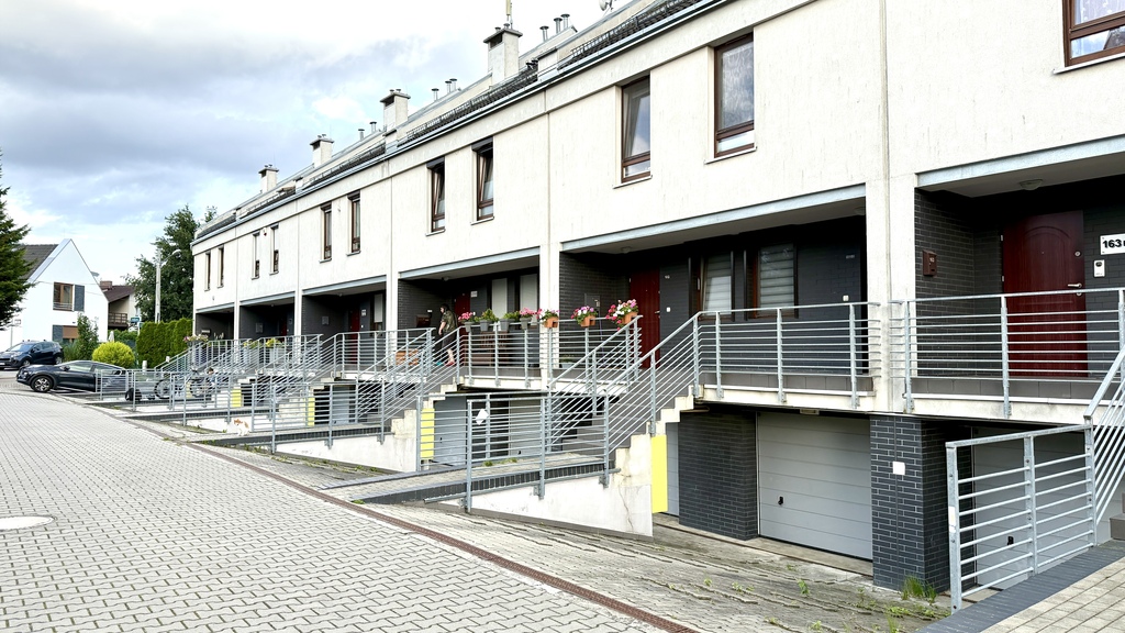 Na sprzedaż 3 pokojowe mieszkanie z garażem (1)