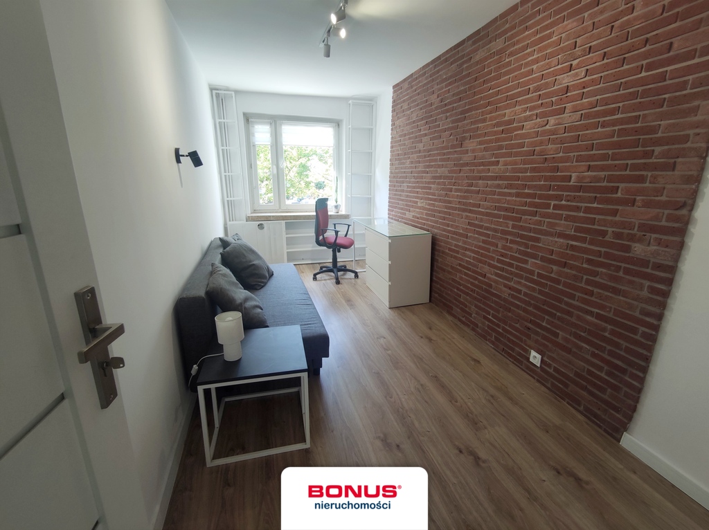 1. piętro, 3 niezależne pokoje, osobna kuchnia (9)