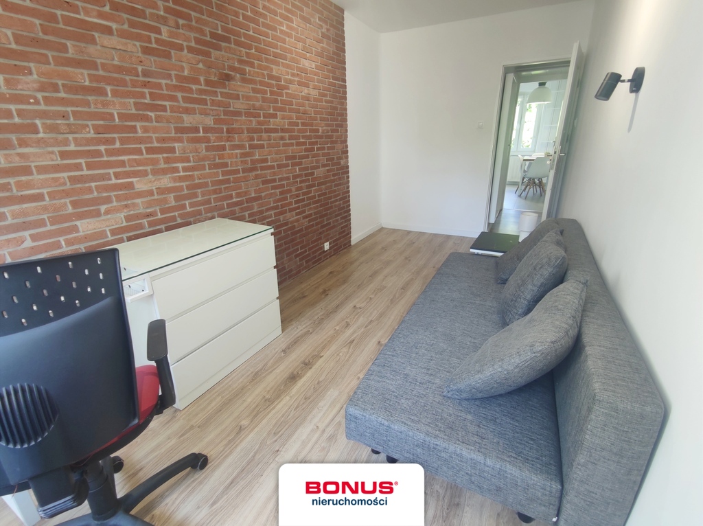 1. piętro, 3 niezależne pokoje, osobna kuchnia (11)