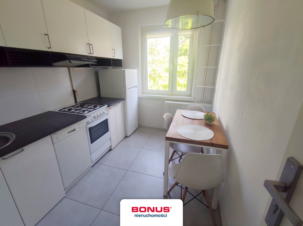 1. piętro, 3 niezależne pokoje, osobna kuchnia (13)