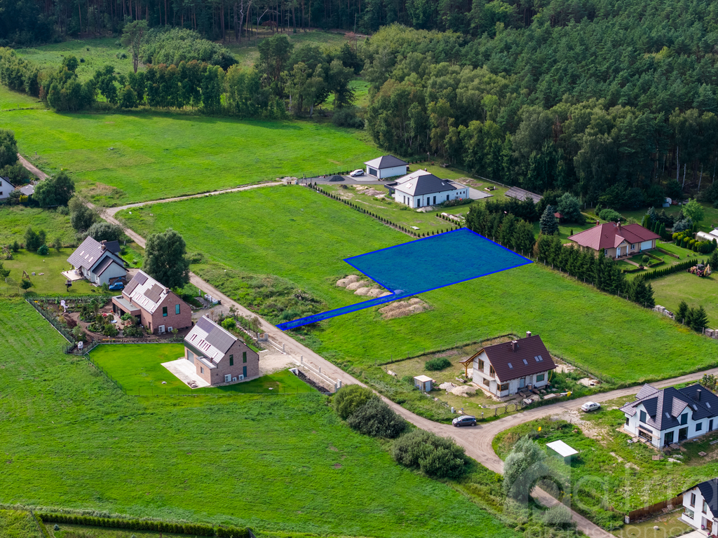 Działka niedaleko lasu o powierzchni 1331 m2 (1)