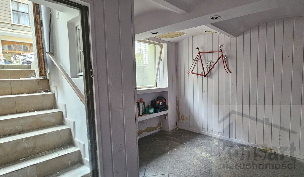 Mały lokal usługowy w kamienicy w centrum (1)