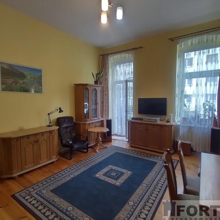 Centrum* 2 pok *ogrzew. miejsk.* balkon* 1 piętro (3)