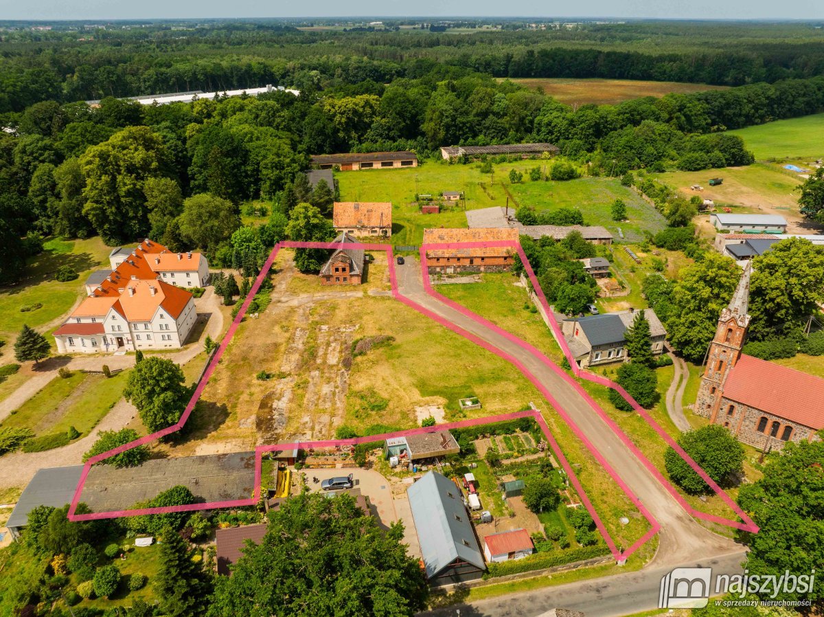 Kulice - teren obok pałacu, z zabudowaniami (1)