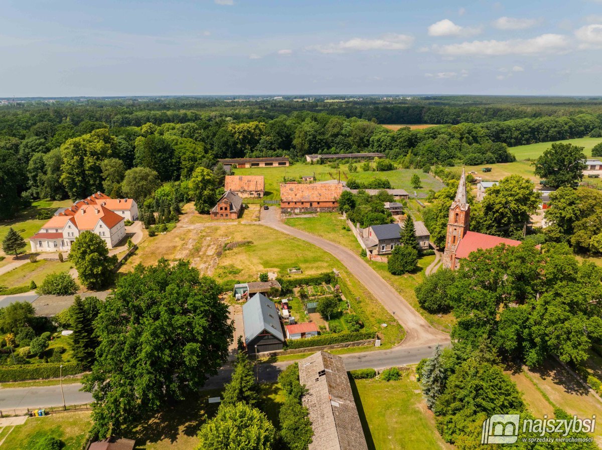 Kulice - teren obok pałacu, z zabudowaniami (19)