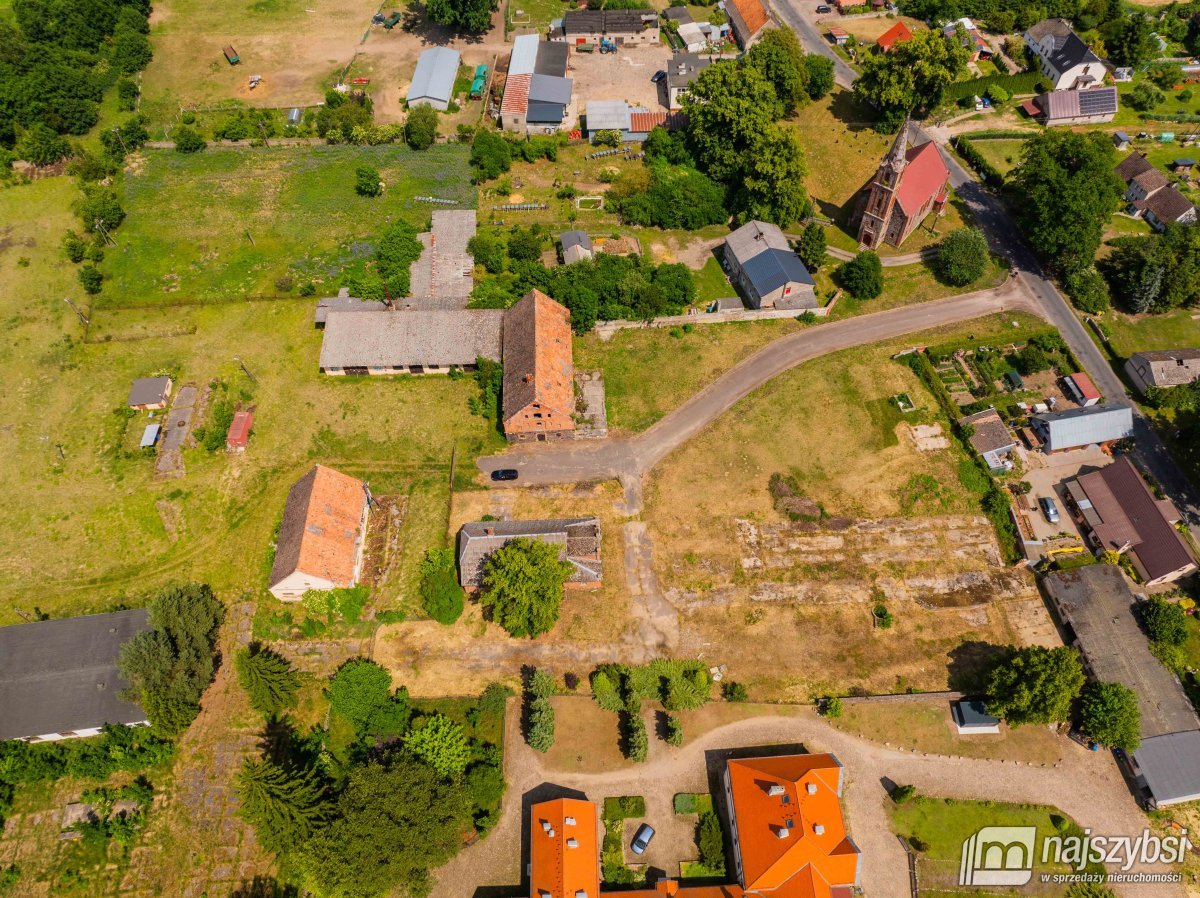 Kulice - teren obok pałacu, z zabudowaniami (2)