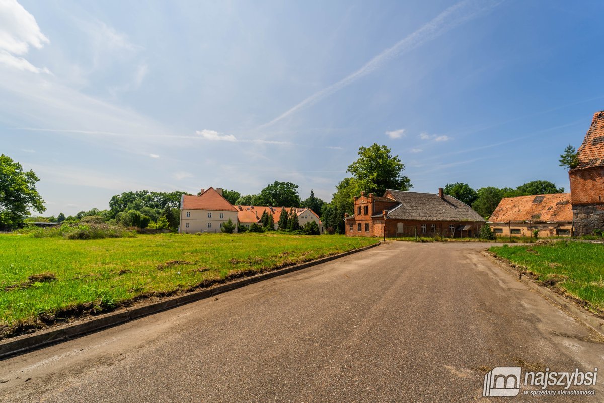 Kulice - teren obok pałacu, z zabudowaniami (6)