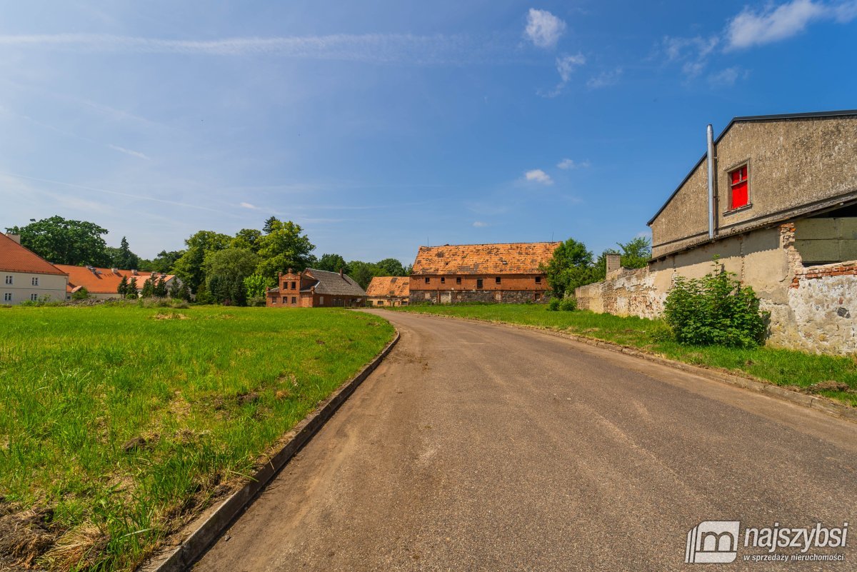 Kulice - teren obok pałacu, z zabudowaniami (7)