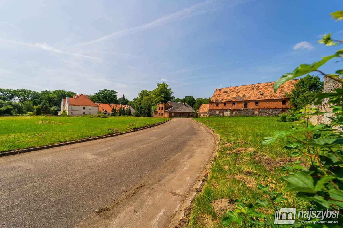 Kulice - teren obok pałacu, z zabudowaniami (8)