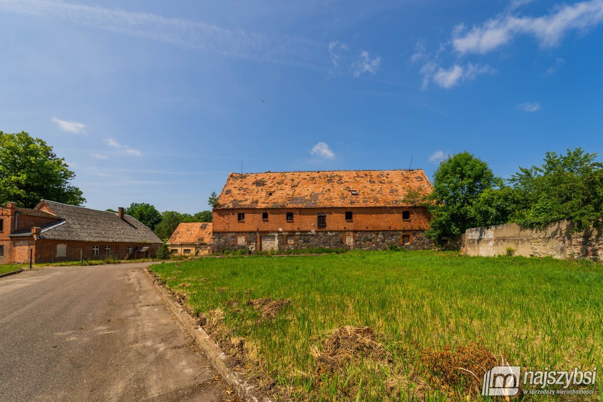 Kulice - teren obok pałacu, z zabudowaniami (9)
