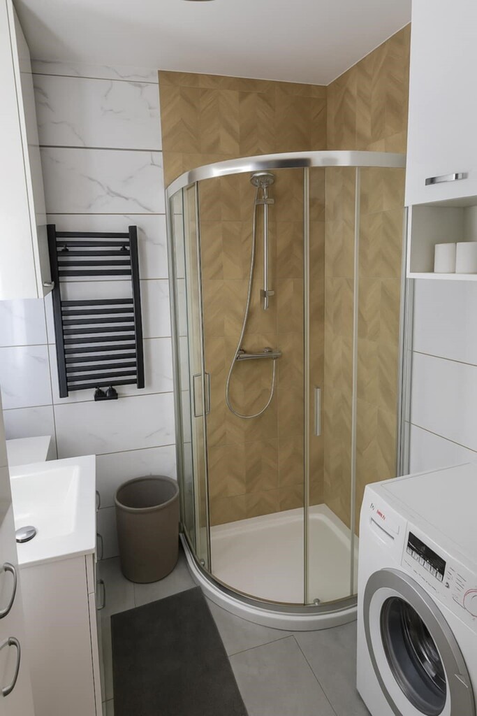 3 POKOJE PO GENERALNYM REMONCIE , BALKON,2 PIWNICE (8)