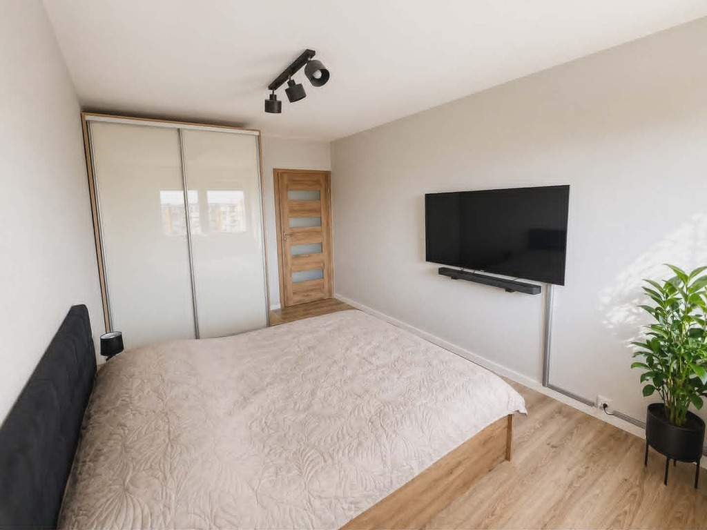 3 POKOJE PO GENERALNYM REMONCIE , BALKON,2 PIWNICE (4)
